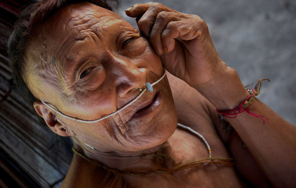 Raya, un aîné nahua. Plus de la moitié de son peuple a été décimée après l’ouverture de son territoire à l’exploration pétrolière. © Johan Wildhagen